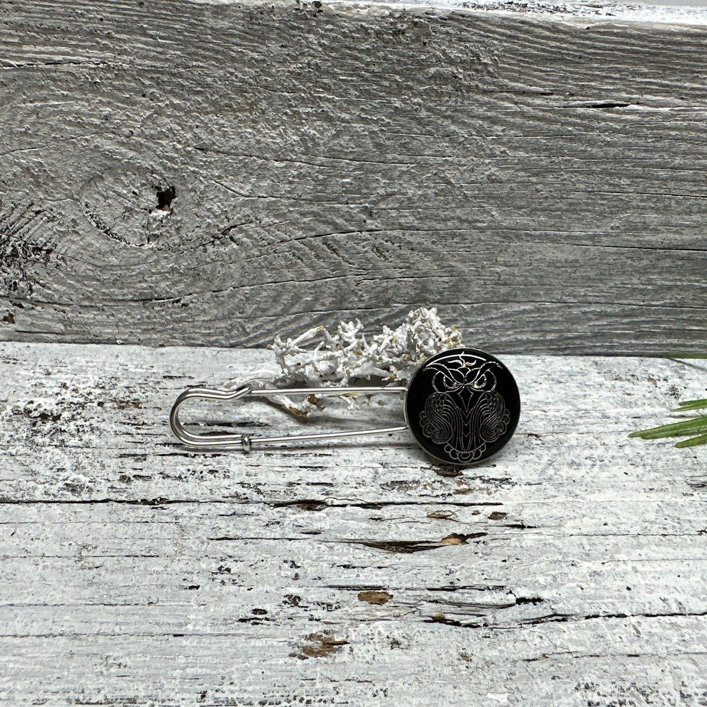 Künstlerische Ponchonadel Brosche Eulen Motiv – Schwarzes Design