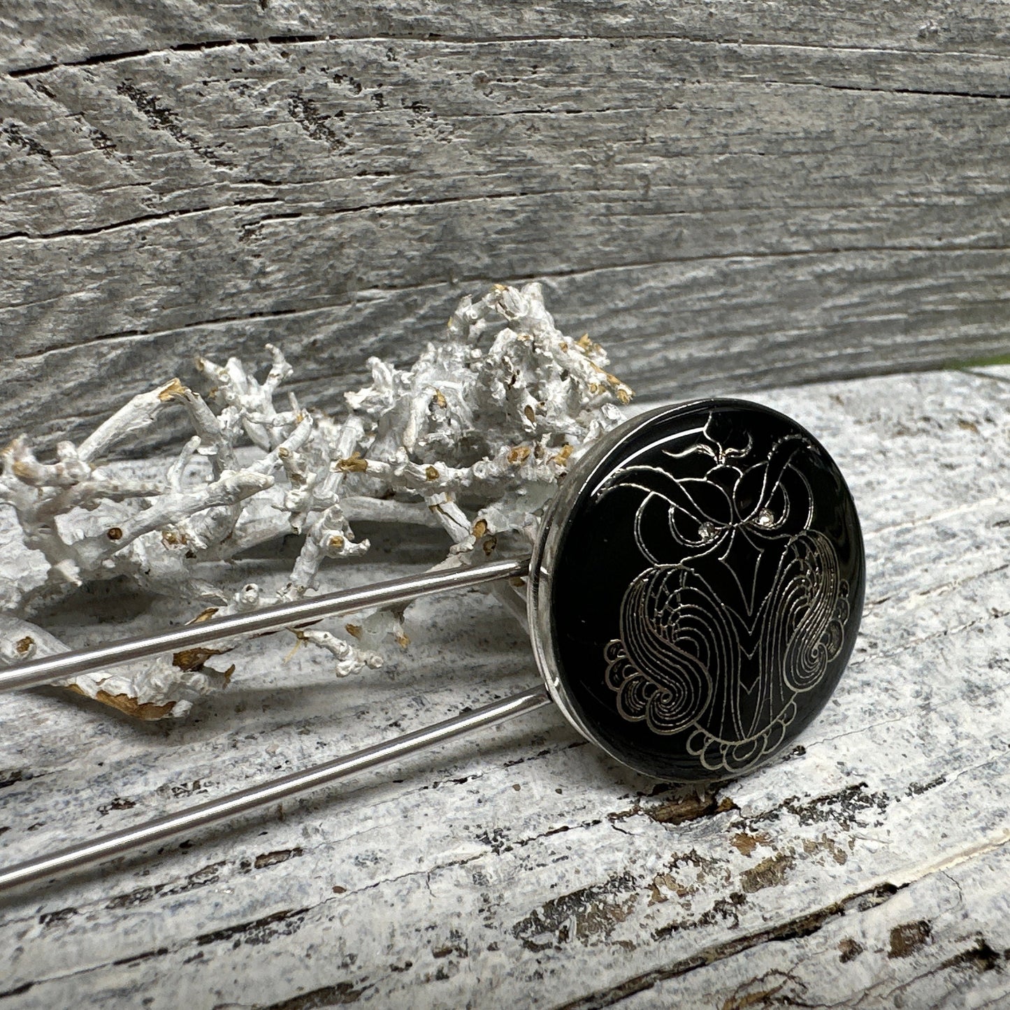 Künstlerische Ponchonadel Brosche Eulen Motiv – Schwarzes Design