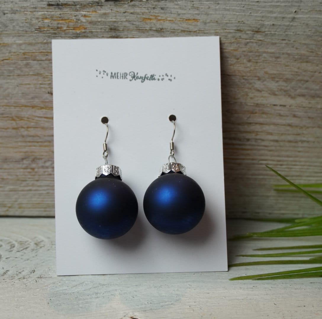 Hängende Ohrringe mit blauen Glaskugeln – Weihnachtszauber für dein Styling