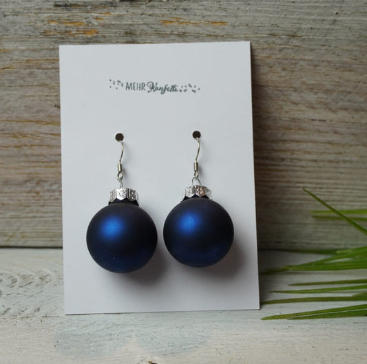 Hängende Ohrringe mit blauen Glaskugeln – Weihnachtszauber für dein Styling