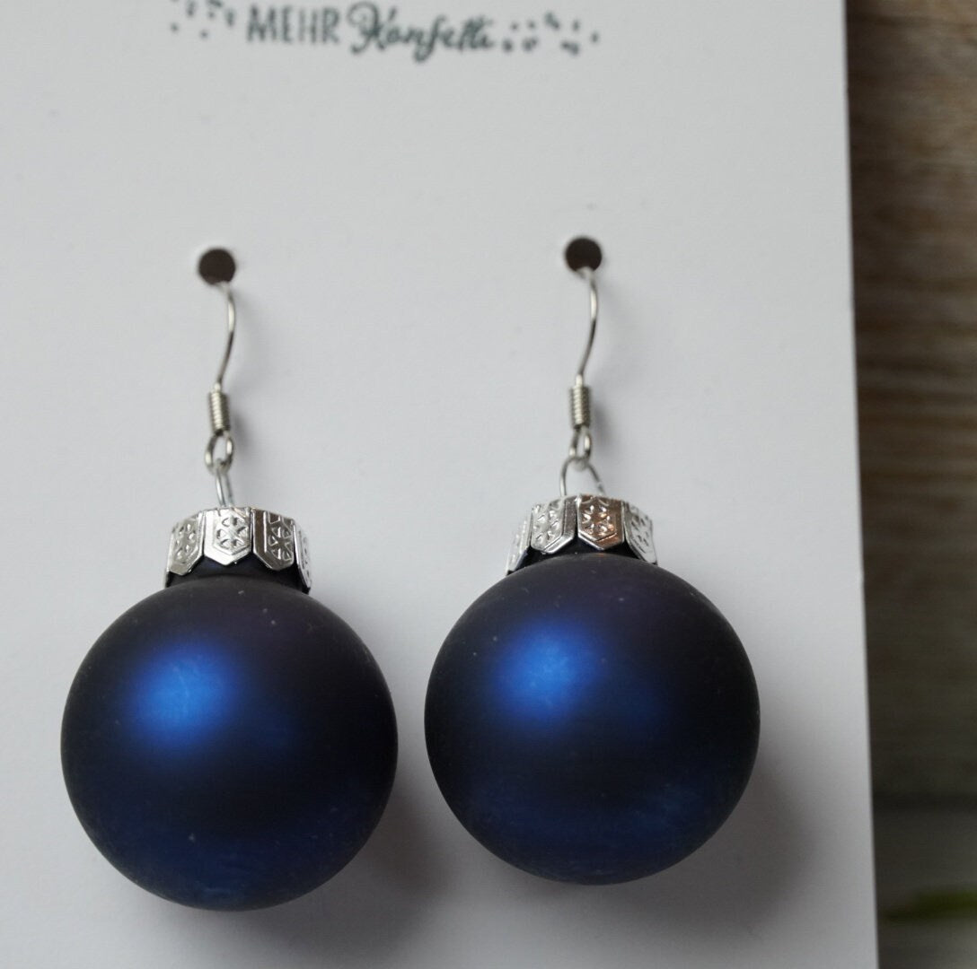 Hängende Ohrringe mit blauen Glaskugeln – Weihnachtszauber für dein Styling