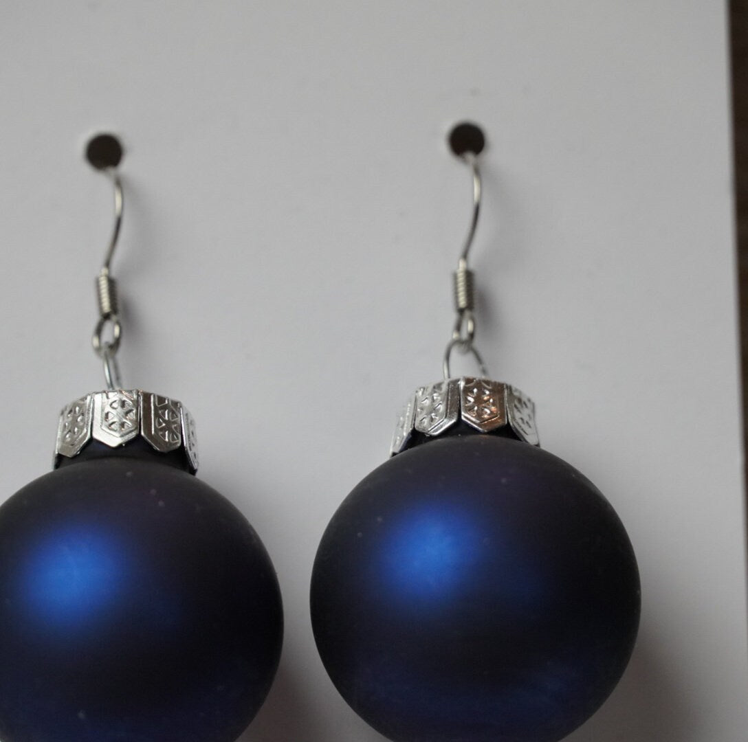 Hängende Ohrringe mit blauen Glaskugeln – Weihnachtszauber für dein Styling
