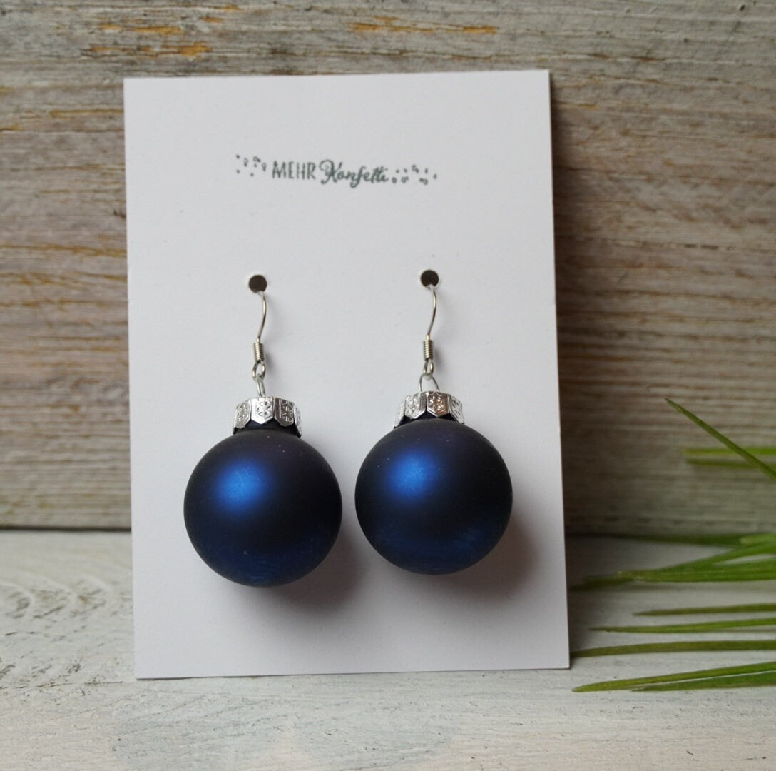 Hängende Ohrringe mit blauen Glaskugeln – Weihnachtszauber für dein Styling