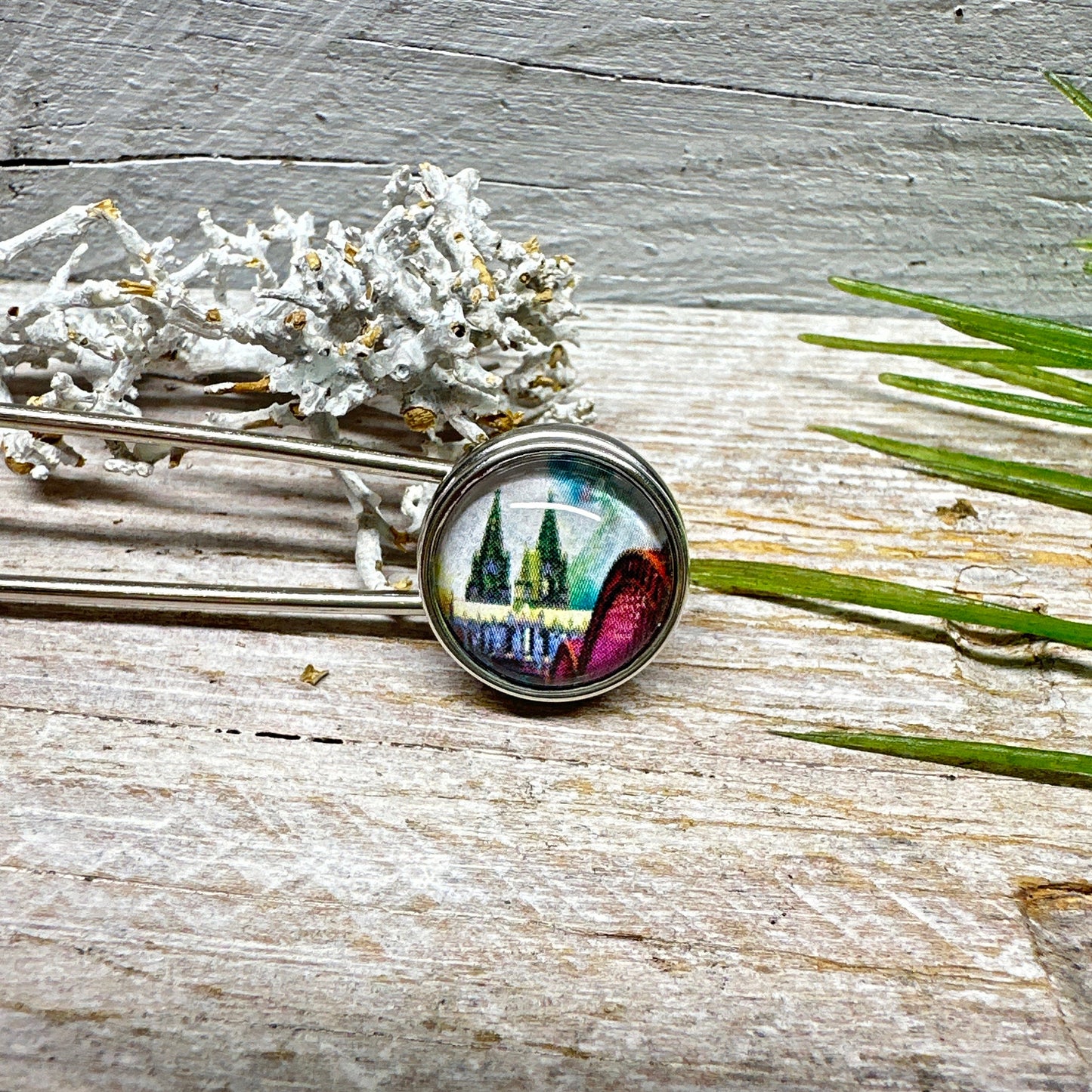 Exklusive Ponchonadel Brosche Kölner Dom Motiv in Fuchsia-Grün