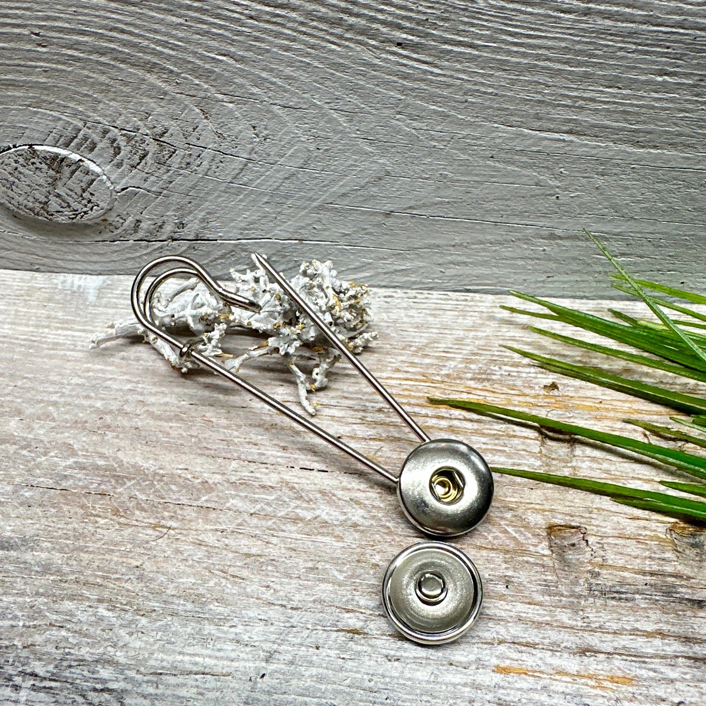 Exklusive Ponchonadel Brosche Kölner Dom Motiv in Fuchsia-Grün