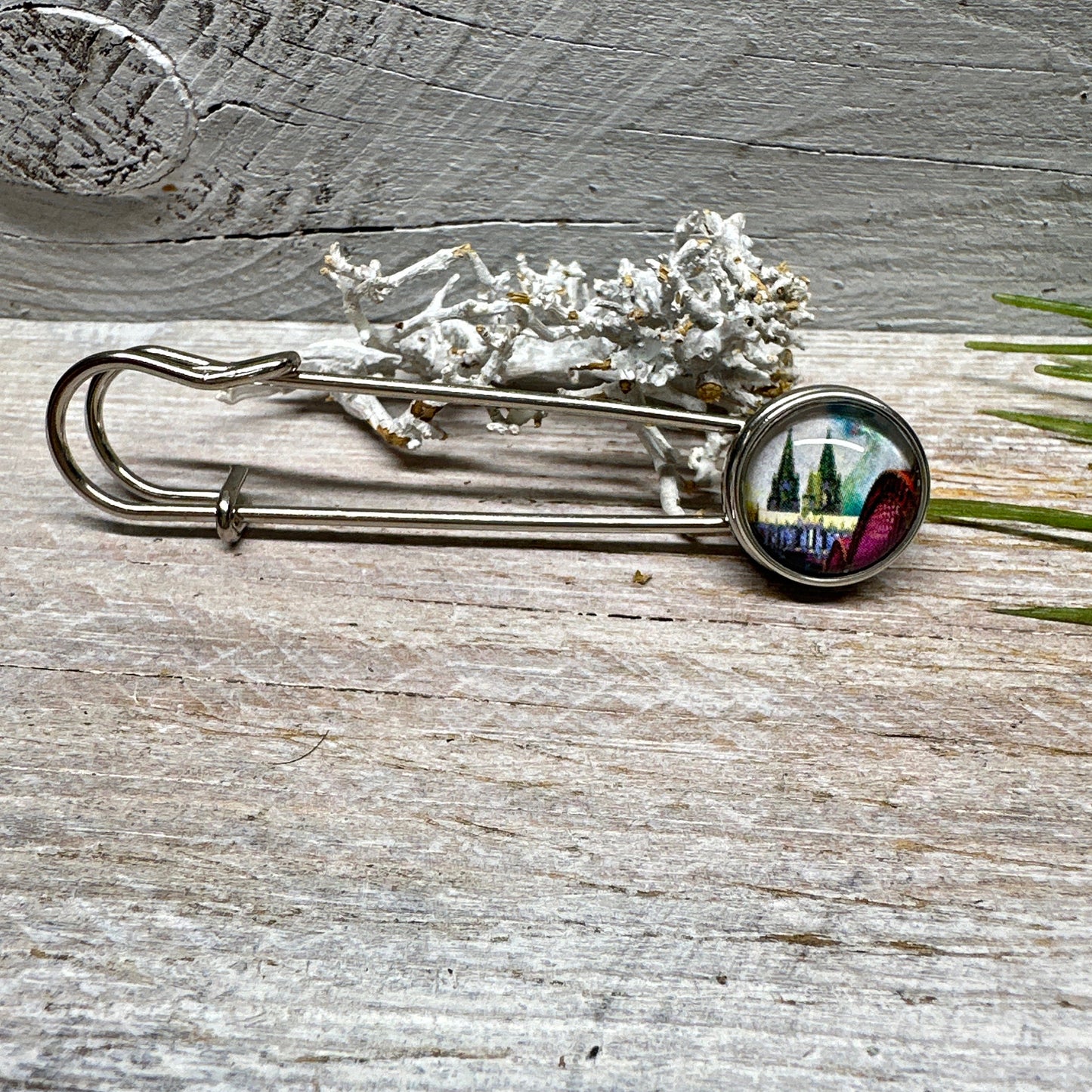 Exklusive Ponchonadel Brosche Kölner Dom Motiv in Fuchsia-Grün