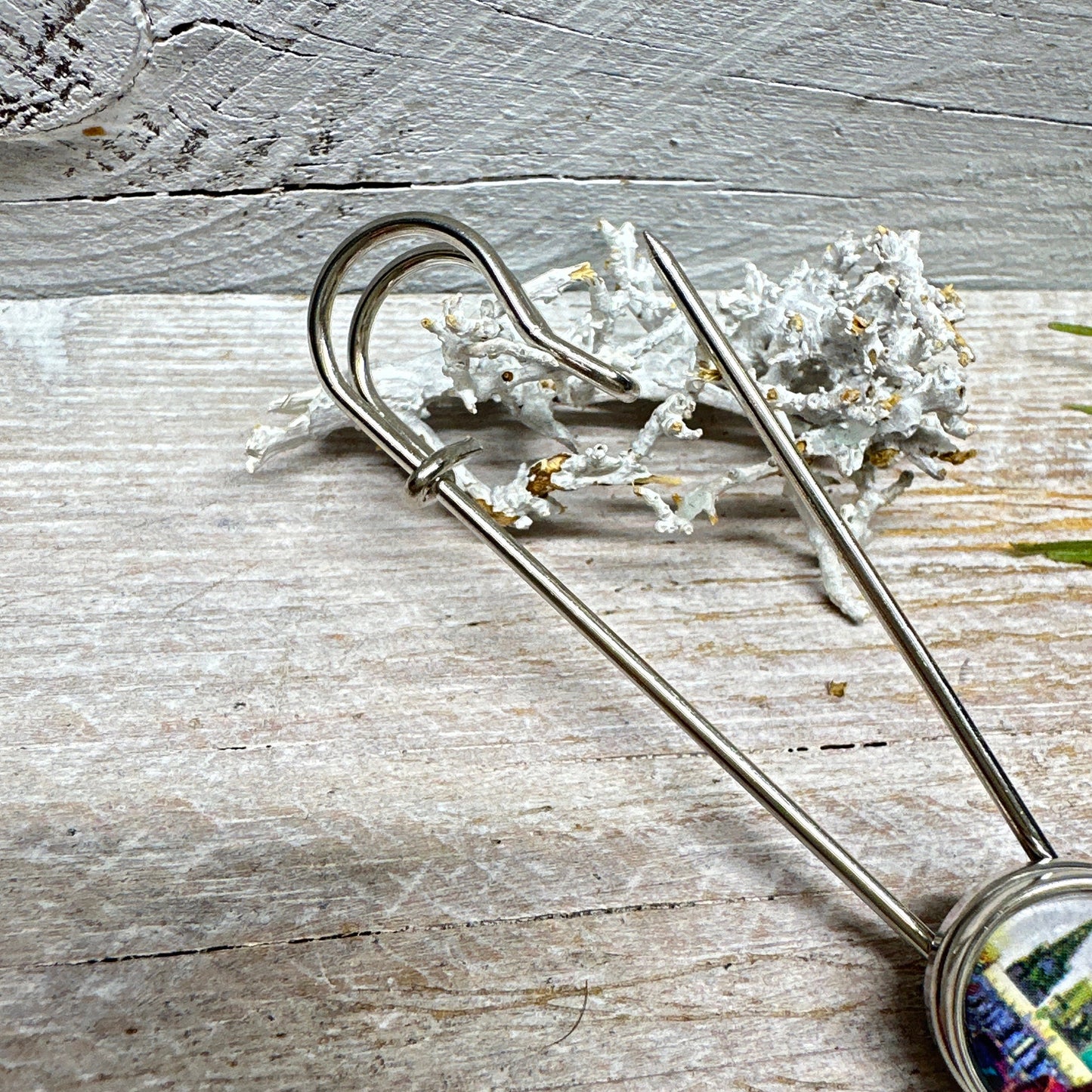 Exklusive Ponchonadel Brosche Kölner Dom Motiv in Fuchsia-Grün