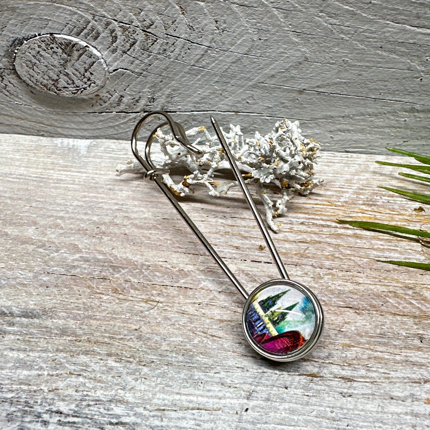 Exklusive Ponchonadel Brosche Kölner Dom Motiv in Fuchsia-Grün