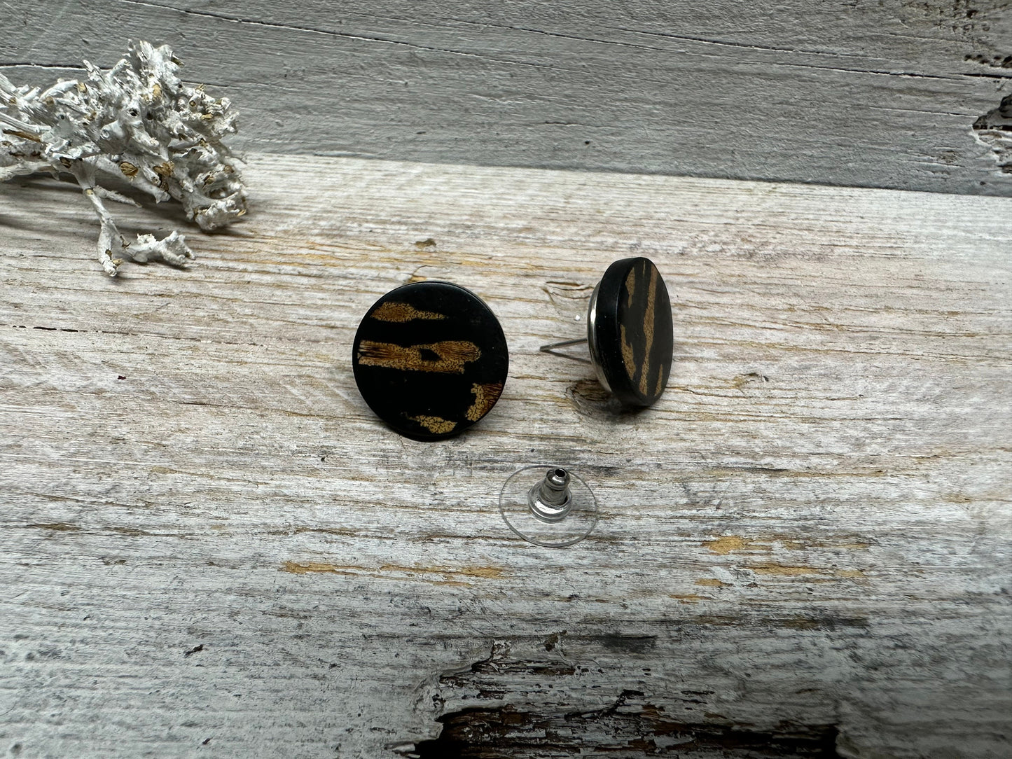 Minimalistische Ohrstecker aus Edelstahl und Holz – Elegante Ohrringe in Schwarz-Braun