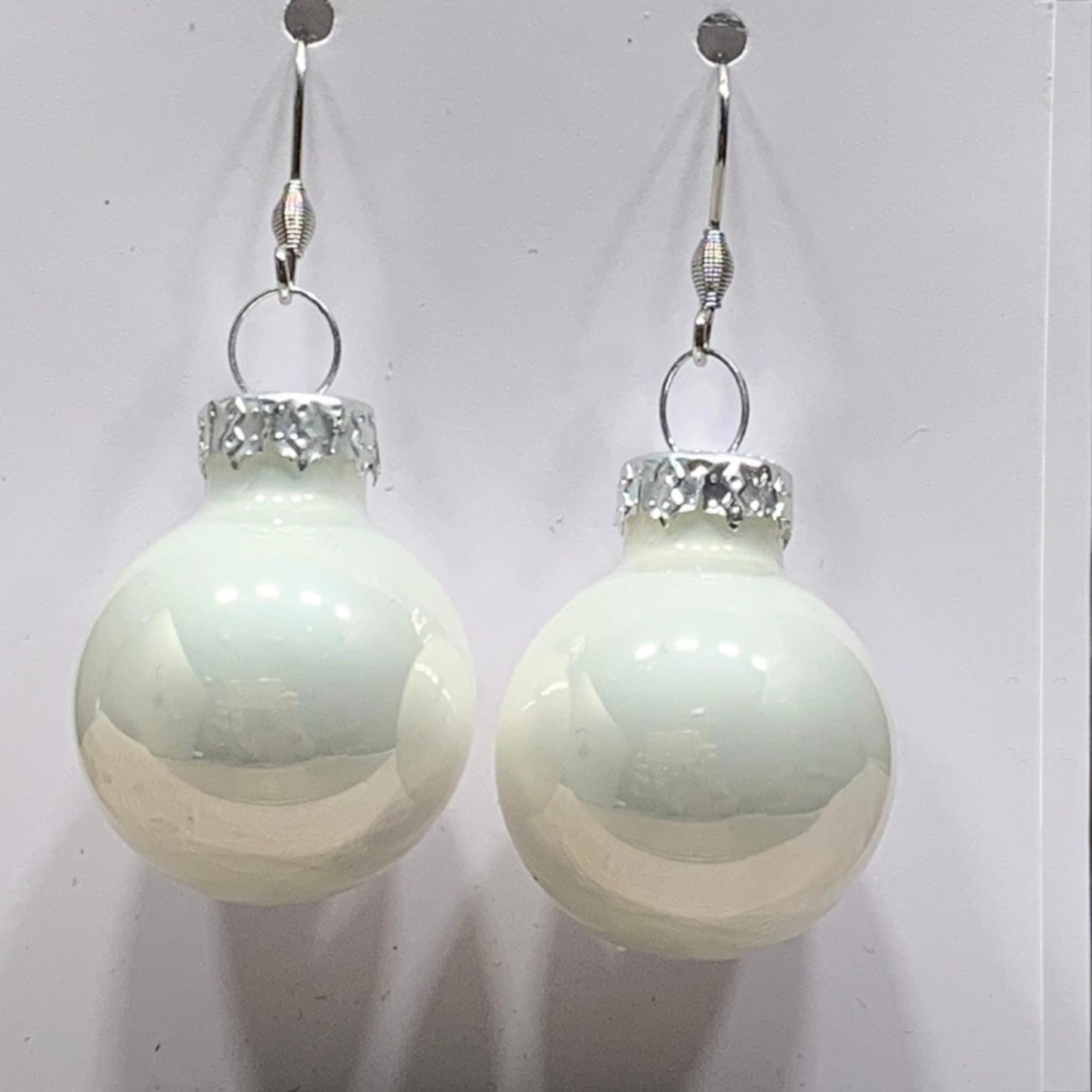 Festliche Ohrringe – Handgefertigte Weihnachtskugel aus Glas