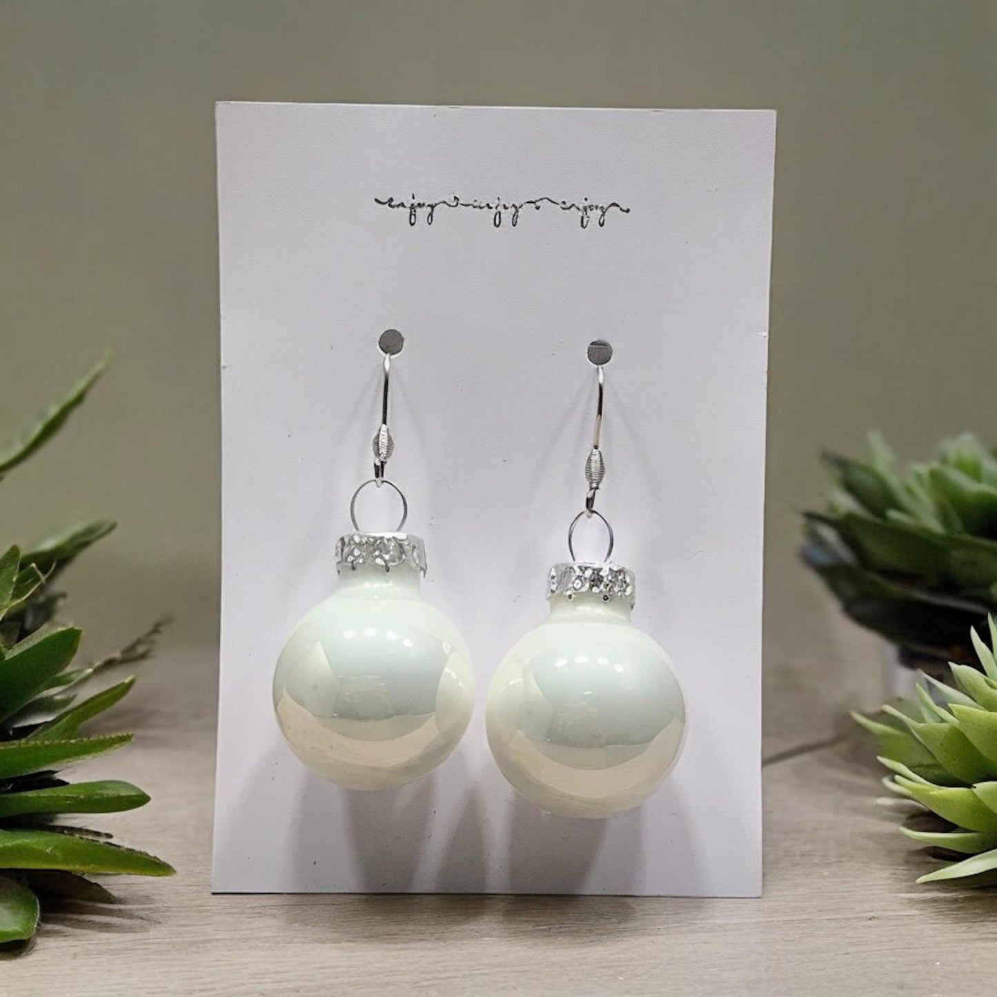 Festliche Ohrringe – Handgefertigte Weihnachtskugel aus Glas