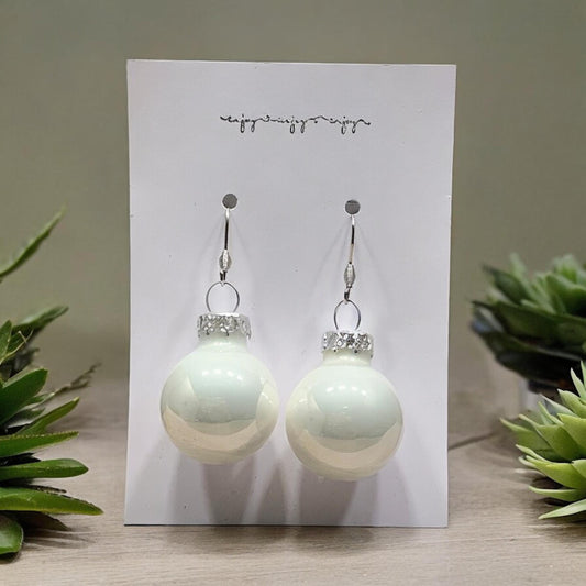 Festliche Ohrringe – Handgefertigte Weihnachtskugel aus Glas