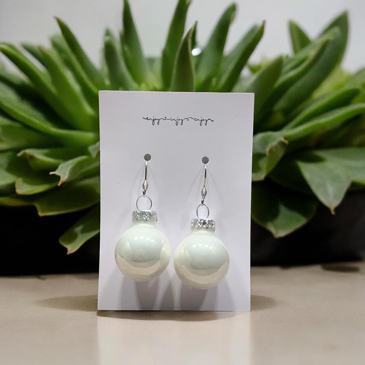 Festliche Ohrringe – Handgefertigte Weihnachtskugel aus Glas