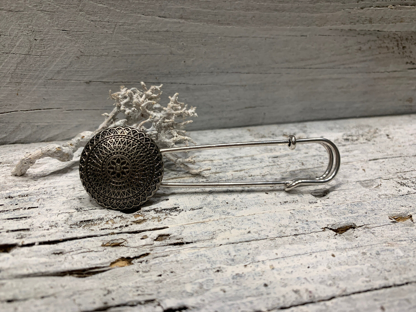 Ponchonadel Brosche Silber mit Blumenornament – Handgefertigte Kiltnadel Metall