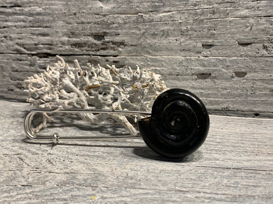 Ponchonadel Brosche aus Metall und Horn in Schwarz – Einzigartige Schnecke
