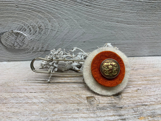 Ponchonadel Brosche aus Metall und Filz in Orange-Natur – vielseitige Sicherheitsnadel mit Hirsch Motiv