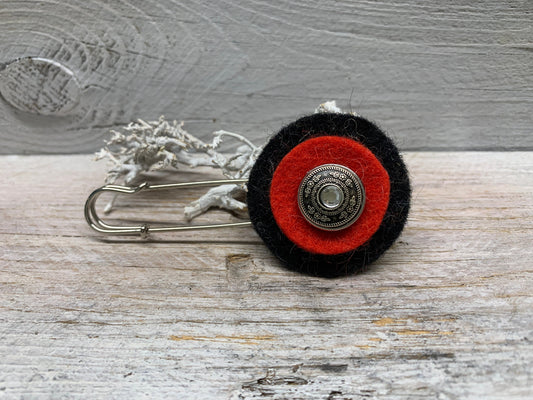 Ponchonadel Brosche aus Metall und Filz in Rot-Schwarz mit Strass Ornament
