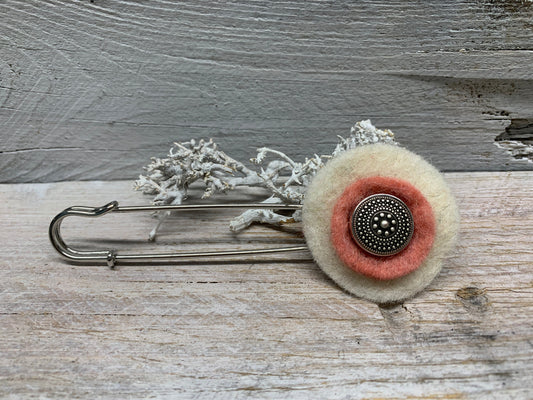 Ponchonadel Brosche aus Metall und Filz in Weiß-Rosa – Elegante Sicherheitsnadel mit silbernem Ornament