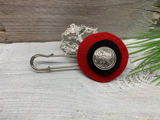 Ponchonadel Brosche aus Metall und Filz in Rot-Schwarz – Stilvolle Sicherheitsnadel mit Blumen Ornament