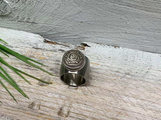 Breiter Edelstahlring Gr. 19 mit abstrakter Rose – Modernes Design