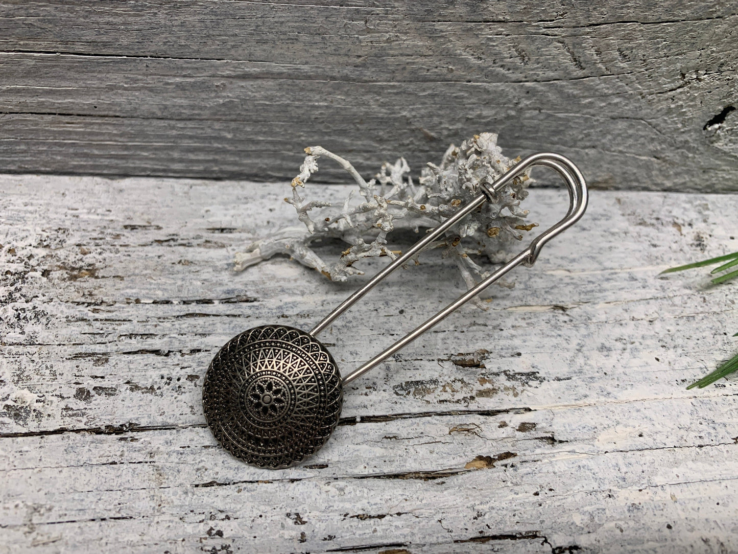 Ponchonadel Brosche Silber mit Blumenornament – Handgefertigte Kiltnadel Metall