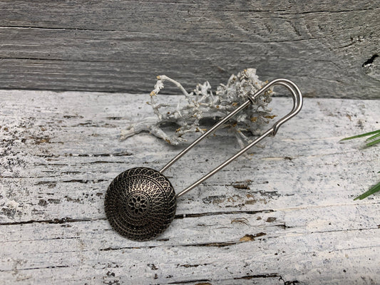 Ponchonadel Brosche Silber mit Blumenornament – Handgefertigte Kiltnadel Metall