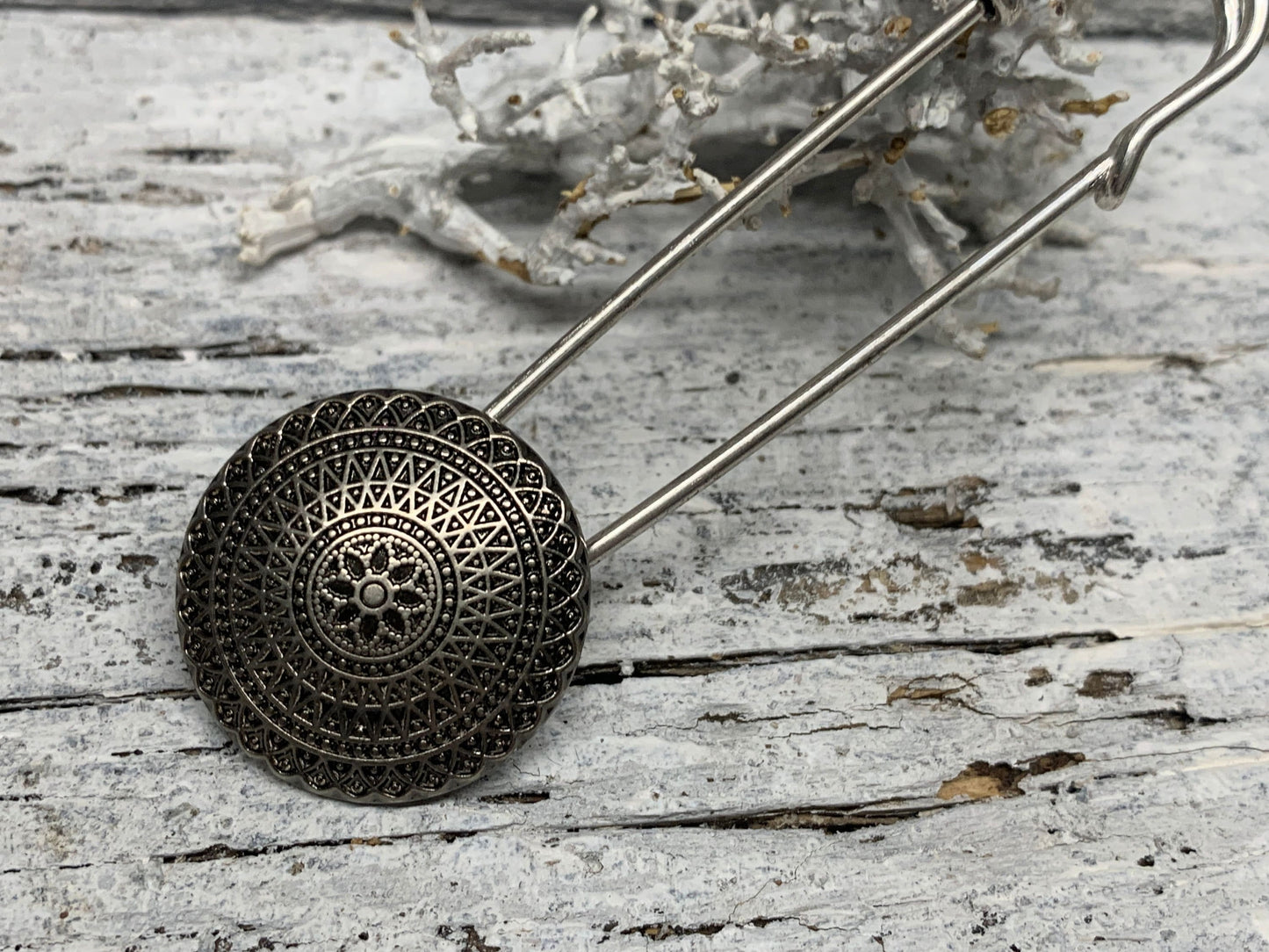 Ponchonadel Brosche Silber mit Blumenornament – Handgefertigte Kiltnadel Metall