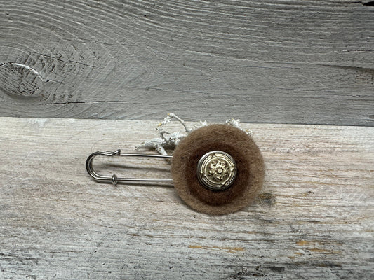 Ponchonadel Brosche aus Metall und Filz in Taupe Braun – 3-teilige Kiltnadel