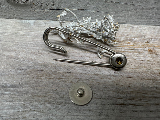 Ponchonadel Brosche aus Metall – Mini Druckknopf Schmuck für Tuch und Jacke