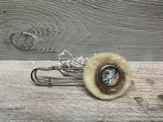 Ponchonadel Brosche aus Metall und Filz in Taupe mit Blumen Chunk – Stilvolle Sicherheitsnadel für Tücher