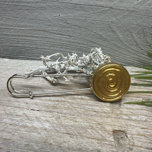 Ponchonadel Brosche aus Metall mit goldener Spirale – Stilvolle Sicherheitsnadel